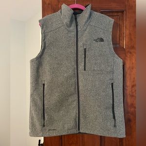 Men’s North Face vest- like new!